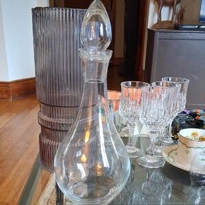 GLASS DECANTER WITH STOPPER